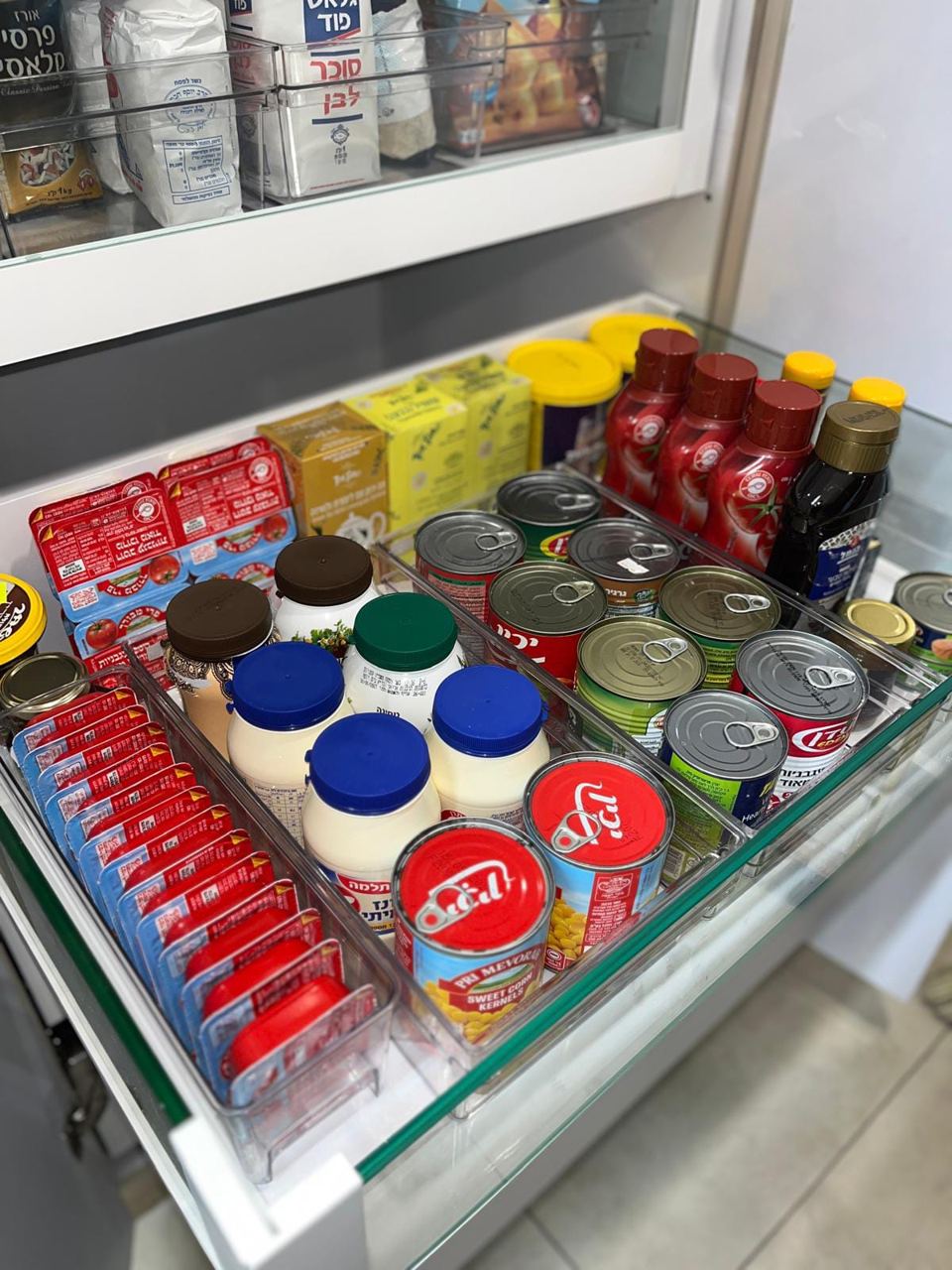 מגירת מזווה מסודרת עם שימורים וצנצנות
